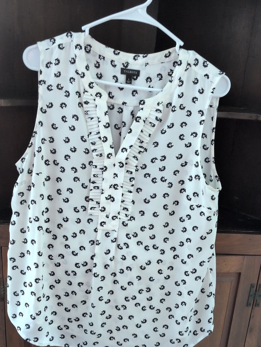 Talbots L  White Sleeveless Ruffle-Trim V-Neck Blouse w Black Floral Dot Print